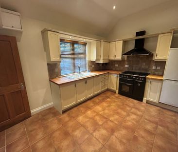 2 Bedroom Flat / Apartment - Bank Street, Bishops Waltham - Photo 4