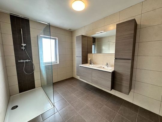 Instapklaar (volledig opgeschilderd) duplexappartement met 2 ruime slpk., terras, ondergrondse autostpl + kelderberging - Foto 1