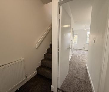 2 bedroom mews to rent - Photo 2