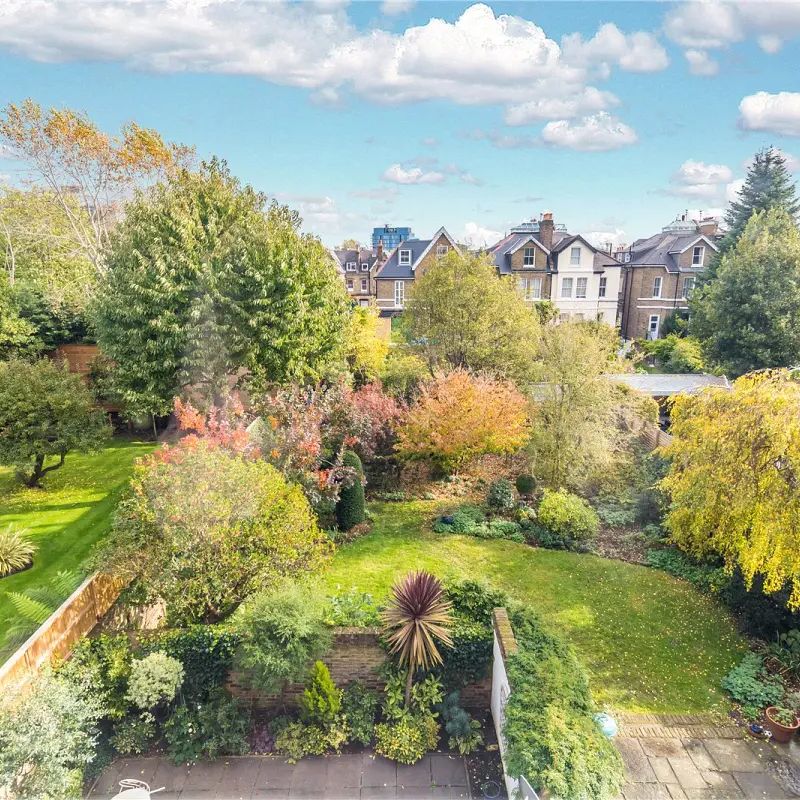 2 bedroom flat in Chiswick - Photo 1