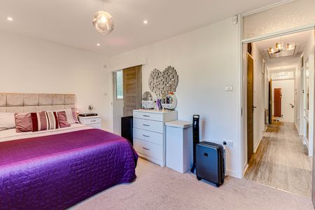 3 Bed Flat, Buckingham Court, SW19 - Photo 3