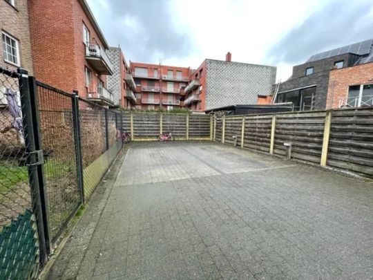 Ruim, sfeervol appartement met 2 slaapkamers, terras en een autostaanplaats in centrum van Geel! - Photo 1