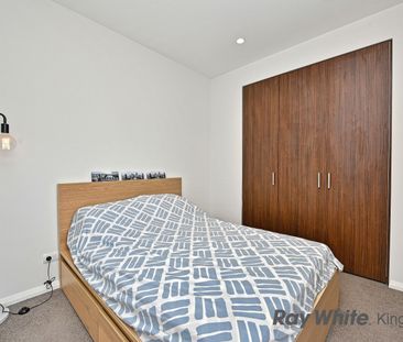 Elevated Modern One Bedroom Apartment Overlooking Parkside - Photo 3