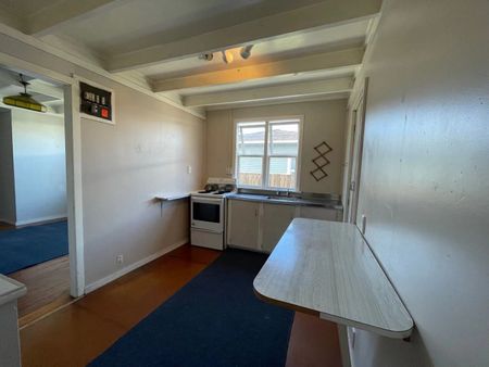 2 bedroom house (optional to rent a 2 bedroom sleepout) - Photo 5