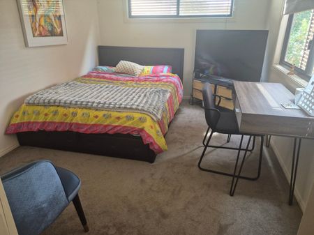 Beautiful Room with Private Bathroom and Living Area - Photo 4