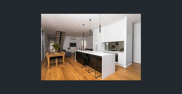 Beautifully renovated and perfectly positioned - Photo 1