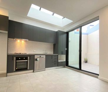 Stylish & Conveniently Located 1 x Bedroom Apartment - Photo 2