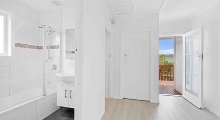 Three bedrooms in New Lynn - Photo 5