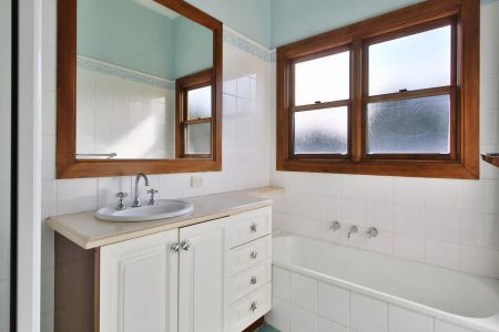 LOCATION & BIG ON SIZE! - Photo 5