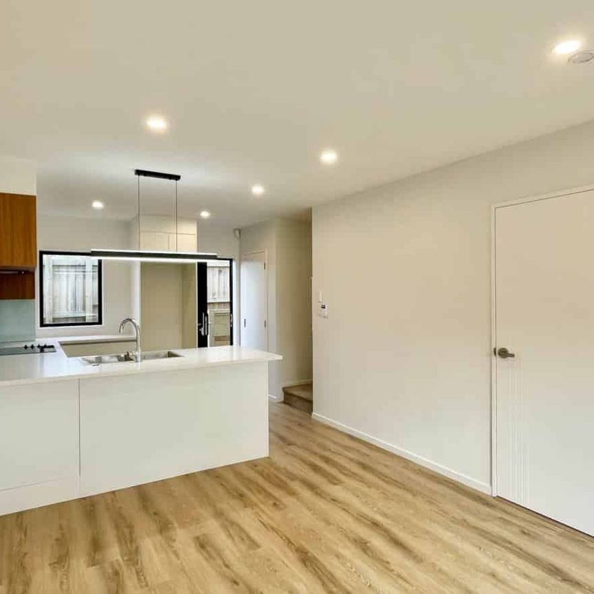 Modern 2-Bedroom Townhouse in Te Atatu South - Photo 1
