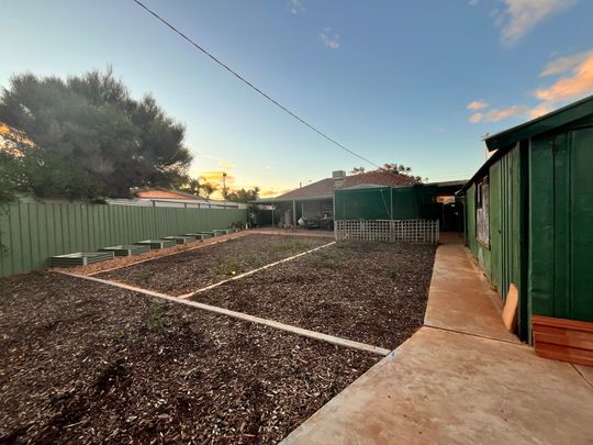 To register & apply for this property, please use this link: https://snug. com/ - Photo 1