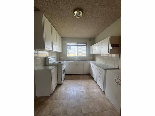 TWO BEDROOM GROUND FLOOR UNIT - Photo 1