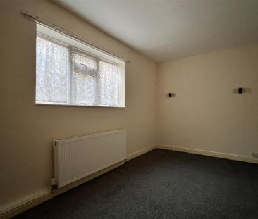 2 bedroom ground floor flat to rent - Photo 3