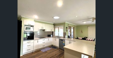 Family Home with Pool in Murrumba Downs - Photo 3