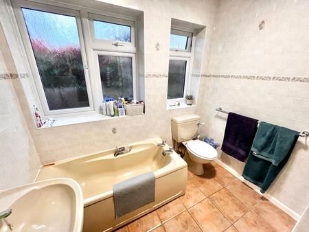 Little Wakering Road, Barling Magna, SS3 0LR - Photo 2