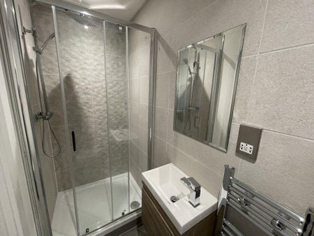 1 bedroom in a house share to rent - Photo 2