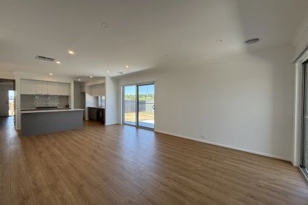 Stunning & Brand New - Photo 3