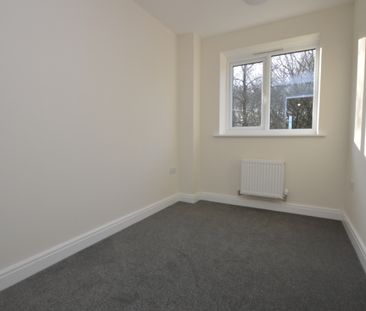 4 Bedroom Semi-Detached House - Photo 4