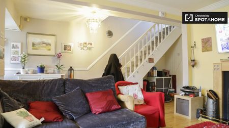 Cozy room to rent in 3-bedroom house in Ballymun, Dublin - Photo 3