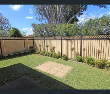 Spacious split level 3 bedroom villa with lock up garage - Photo 4