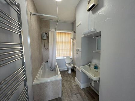 3 bedroom apartment to rent - Photo 3