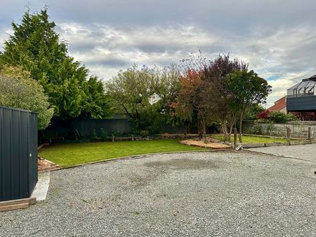 Sunny & Spacious 3-Bedroom Home in Marchwiel - Photo 3