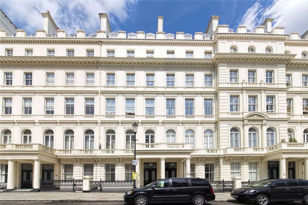 A lovely and bright two bedroom apartment situated on the third floor of a grand stucco fronted building in Lancaster Gate - Photo 1