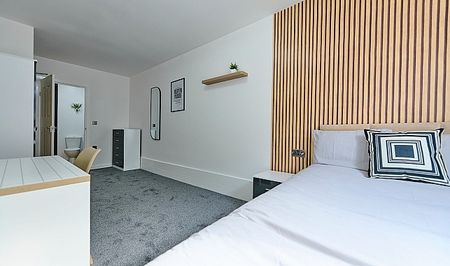 Double Room In Brand New 7-Bedroom En Suite Apartment- Just a short walk into the City Center - Photo 4