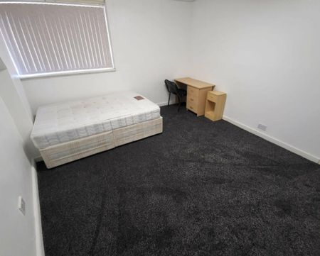 Ebberston Terrace, Hyde Park, LS6 - Photo 2