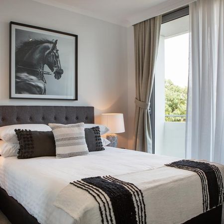 Two Bedroom Modern Apartment - Walk To Metro - Photo 4