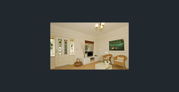 Beautifully Presented Townhouse in Prime Location – Must See! - Photo 1