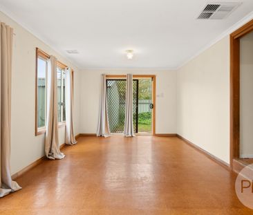 19 Chifley Cres, Kooringal NSW 2650 - Photo 5