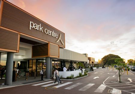 LARGE MASTER BEDROOM. MODERN HOUSE. TOP LOCALE. WALK TO EVERYTHING! Couple Allow - Photo 3