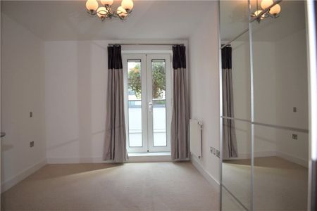 2 double bedroom executive apartment in the sought after Park Way development - Photo 3