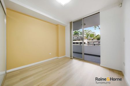 Sophisticated First-Floor Two-Bedroom Apartment in Prime Turramurra Location - Photo 2