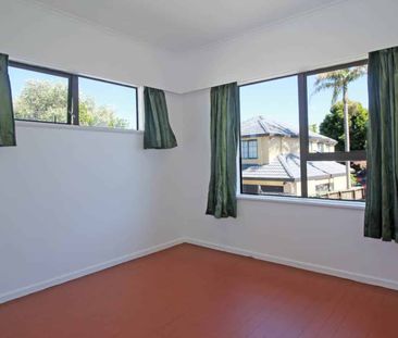 2 Mins Walk to Macleans College! - Photo 2