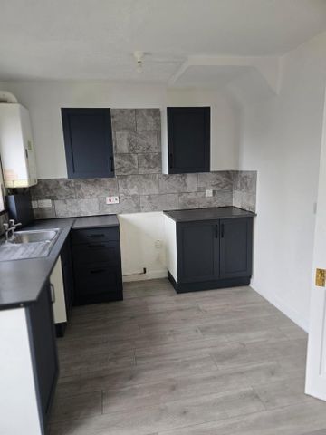 2 bedroom end of terrace house to rent - Photo 2
