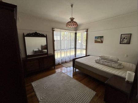 Available Now! Furnished 3 Bedroom House - Clean & tidy - Photo 5