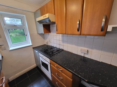 Large 3 Bed Property - Photo 5