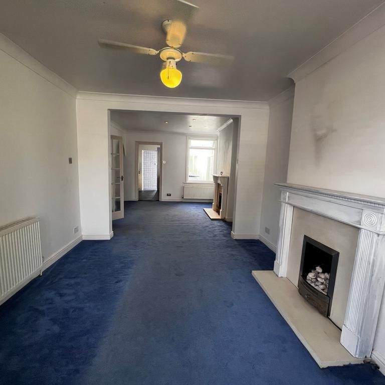 3 bedroom end of terrace house to rent - Photo 1