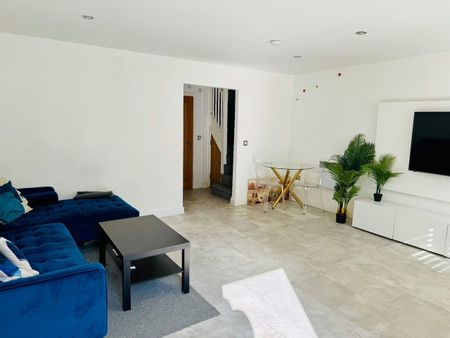 2 Bed Maisonette, Onyx Mews, E15 - Photo 2