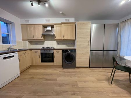 Gorgeous large 5 bedroom detached house with large garden and garage Room 3 - Photo 5