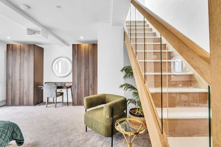 5 Bed Terraced House, Aylward Road, SW20 - Photo 2