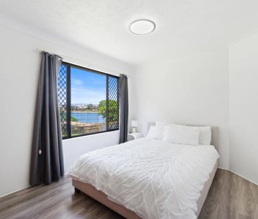 Waterfront ease in prime position - Photo 4