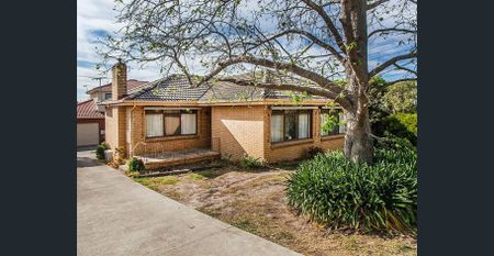 Charming Family Home in a Prime Mount Waverley - Photo 5