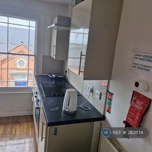 1 bedroom in a flat share to rent - Photo 2