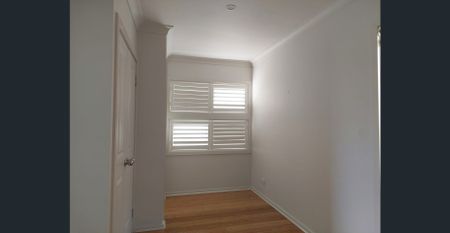 Stunning Three Bedroom Town House - Photo 4