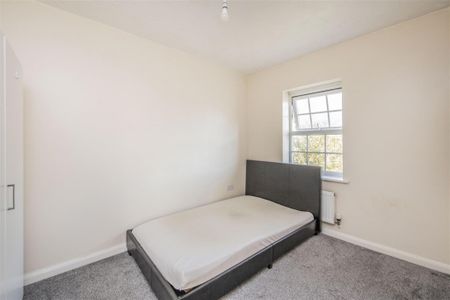 4 bed House - End Terrace To Let - Photo 3