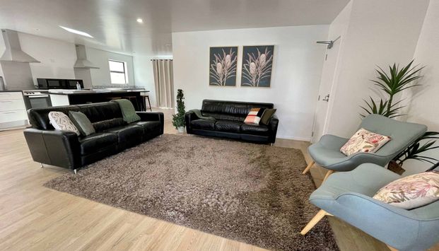 Beautifully presented studio in Temple View - Photo 1