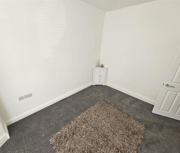3 bedroom end of terrace house to rent - Photo 4